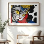 Primer plano de una lamina decorativa en la que aparece un gato dálmata con un fondo en tonos rojo y azules, negro y amarillos, este ultimo color con texturas el gato mira de lado.