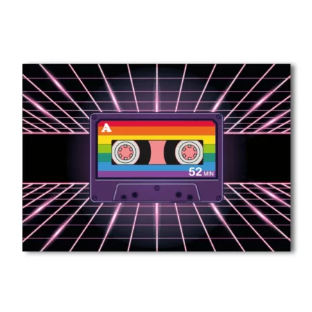 lamina decorativa de cinta de cassette con un fondo de cuadros en perspectiva en tonos rosados, la cinta tiene los colores de orgullo