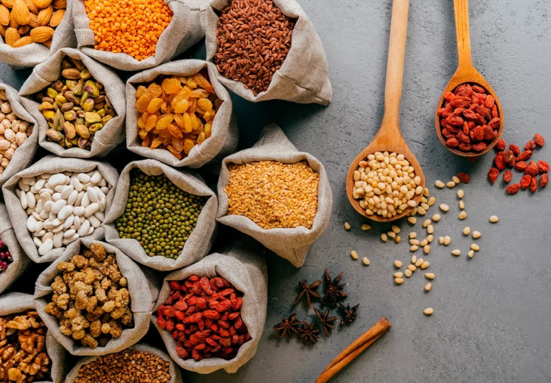laminas con ingredientes y alimentos no perecederos., metidos como en sacos de tela, con dos cucharas con distintas ingredientes, laminas ideales para espacios relacionados con la cocina, disponible varias medidas y acabados, lienzos o laminas.