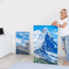 Salón moderno decorado con lienzos personalizados colgados en la pared