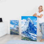 Salón moderno decorado con lienzos personalizados colgados en la pared