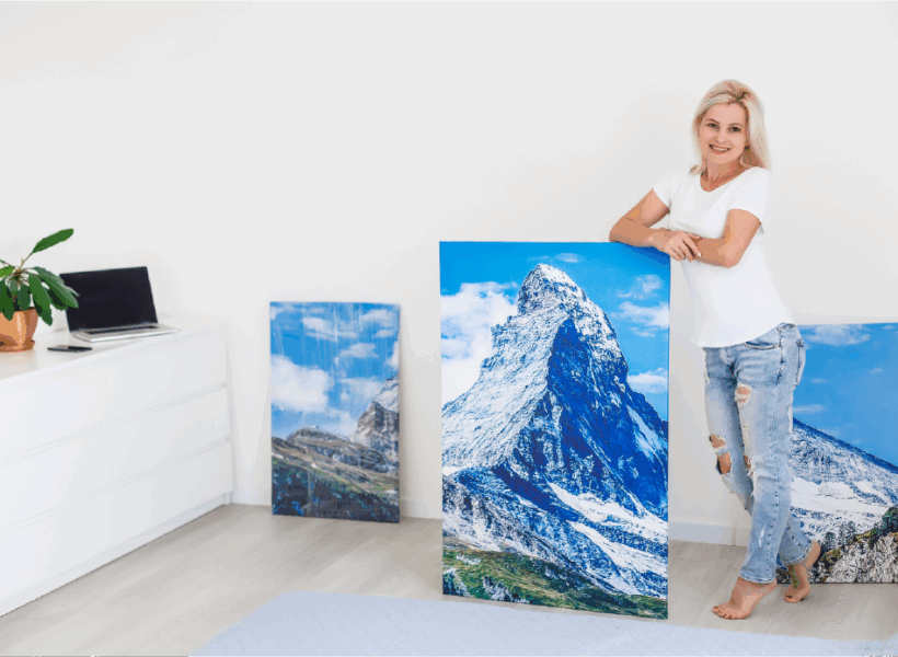 Salón moderno decorado con lienzos personalizados colgados en la pared